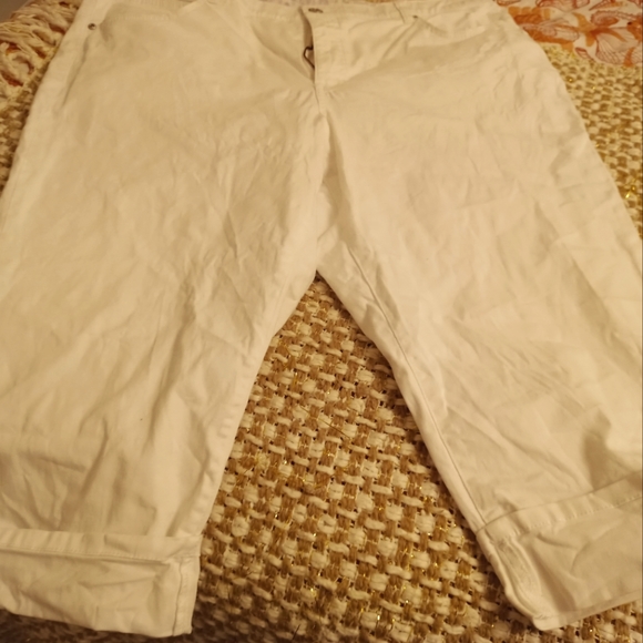 Faded Glory white cuffed capris - Picture 2 of 3
